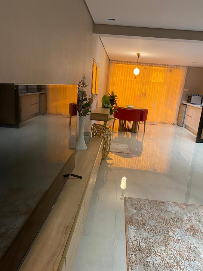 Dh - Studio, Self-entry